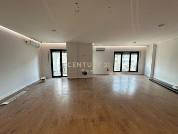 Tirane, jap me qera zyre+POST PARKIMI , 143 m² 2.000 € (Bulevardi Zogu i Pare, Sheshi Skënderbej (Qendër))