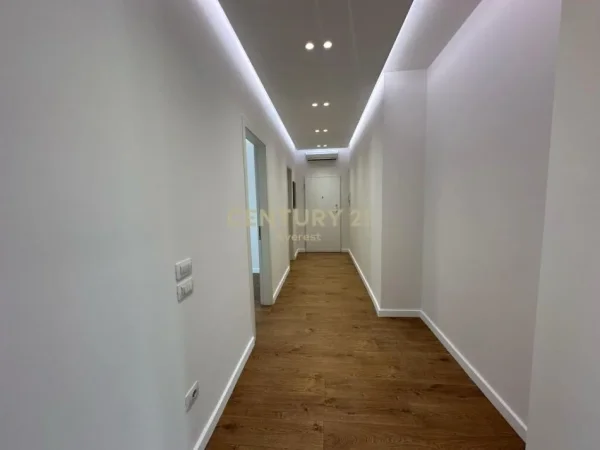 Tirane, jap me qera zyre+POST PARKIMI , 143 m² 2.000 € (Bulevardi Zogu i Pare, Sheshi Skënderbej (Qendër))