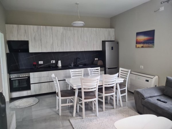 Tirane, jepet me qera shtepi 1+1+Ballkon Kati 0, 57 m² 700 € (Rruga e Ullishtes)