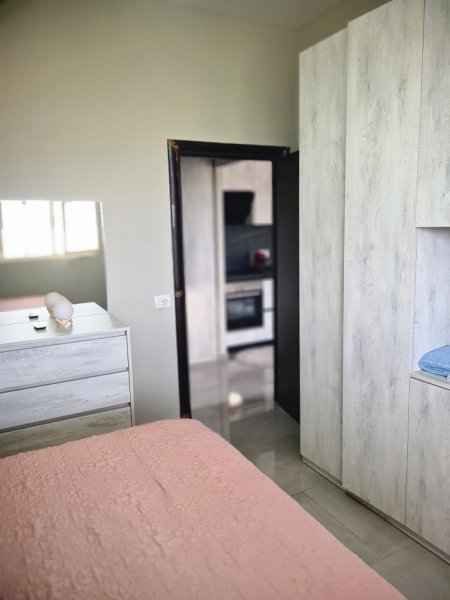 Tirane, jepet me qera shtepi 1+1+Ballkon Kati 0, 57 m² 700 € (Rruga e Ullishtes)