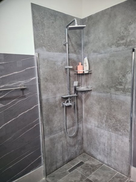 Tirane, jepet me qera shtepi 1+1+Ballkon Kati 0, 57 m² 700 € (Rruga e Ullishtes)