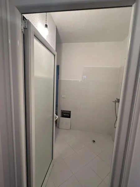 Durres, jepet me qera ambjent biznesi Kati 2, 45 m² (Rruga Fetah Bllaca)