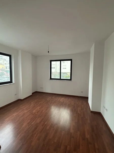 Durres, jepet me qera ambjent biznesi Kati 2, 45 m² (Rruga Fetah Bllaca)