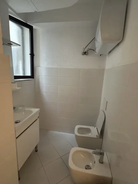 Durres, jepet me qera ambjent biznesi Kati 2, 45 m² (Rruga Fetah Bllaca)