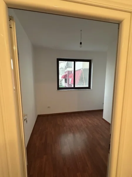 Durres, jepet me qera ambjent biznesi Kati 2, 45 m² (Rruga Fetah Bllaca)
