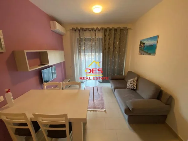 Vlore, jepet me qera apartament 2+1+Ballkon Kati 1, 75 m² 550 € (Rruga Aleksandër Moisiu)