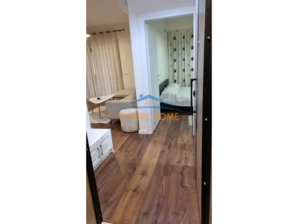 Tirane, jepet me qera apartament 1+1 , 750 € (KRISTAL CENTER)