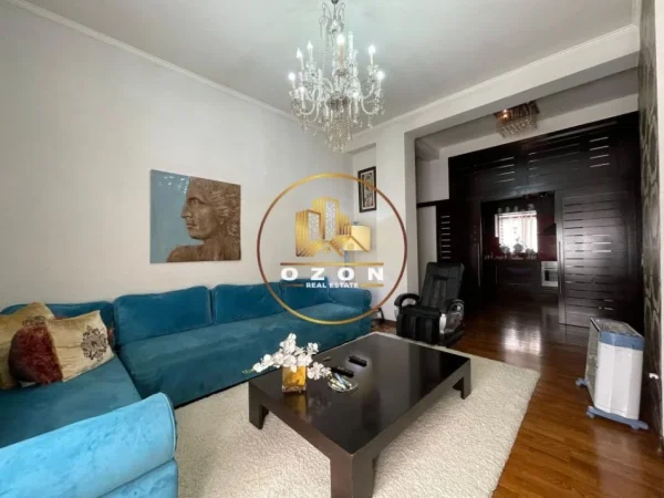 Apartament 2+1+2 për shitje në Qender!