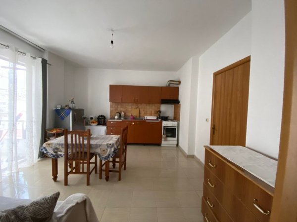 Tirane, jepet me qera apartament 1+1 Kati 3, 68 m² 380 € (Xhamllik)