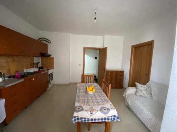 Tirane, jepet me qera apartament 1+1 Kati 3, 68 m² 380 € (Xhamllik)