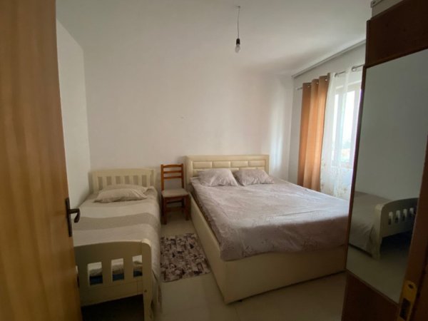 Tirane, jepet me qera apartament 1+1 Kati 3, 68 m² 380 € (Xhamllik)
