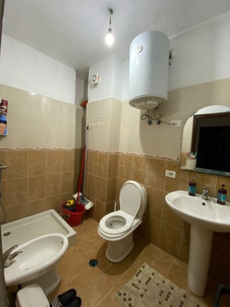 Tirane, jepet me qera apartament 1+1 Kati 3, 68 m² 380 € (Xhamllik)