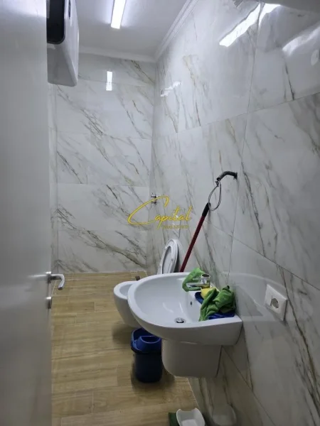 Tirane, jepet me qera apartament 2+1 Kati 4, 123 m² 750 € (QENDER)