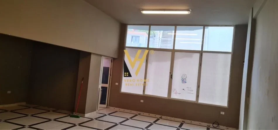 Tirane, jepet me qera ambjent biznesi Kati 2, 90 m² 800 € (SELITE)