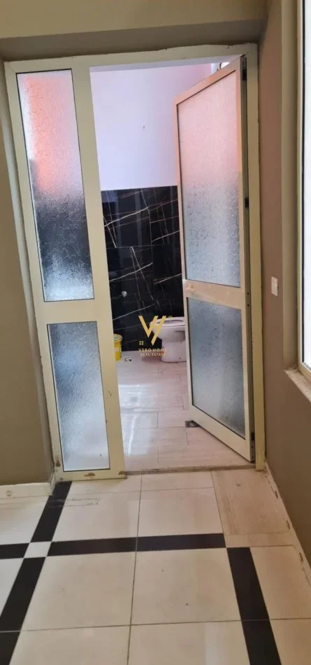 Tirane, jepet me qera ambjent biznesi Kati 2, 90 m² 800 € (SELITE)