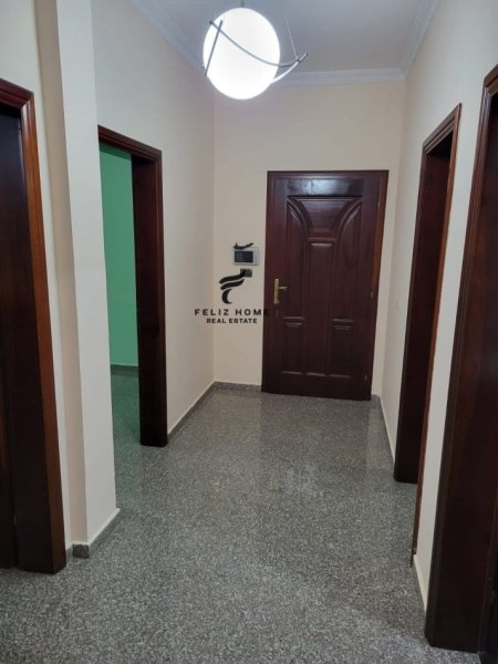 Tirane, jepet me qera apartament 2+1 , 100 m² 450 € (TREGU ELEKTRIK)