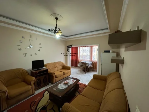 Tirane, jepet me qera apartament 1+1+Ballkon Kati 5, 80 m² 550 € (KOMUNA E PARISIT)