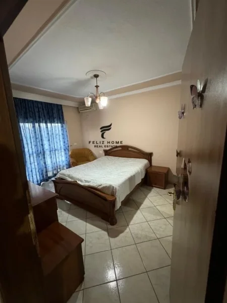 Tirane, jepet me qera apartament 1+1+Ballkon Kati 5, 80 m² 550 € (KOMUNA E PARISIT)