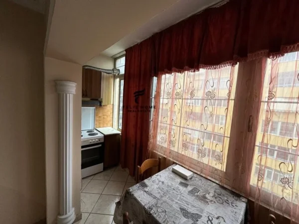 Tirane, jepet me qera apartament 1+1+Ballkon Kati 5, 80 m² 550 € (KOMUNA E PARISIT)