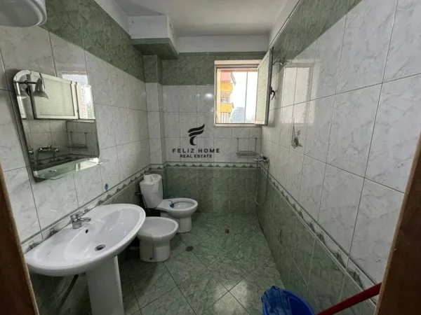 Tirane, jepet me qera apartament 1+1+Ballkon Kati 5, 80 m² 550 € (KOMUNA E PARISIT)