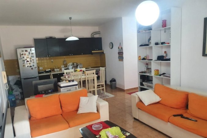 Tirane, jepet me qera apartament 2+1 Kati 3, 50 m² 550 € (Pazari i Ri)