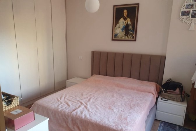 Tirane, jepet me qera apartament 2+1 Kati 3, 50 m² 550 € (Pazari i Ri)