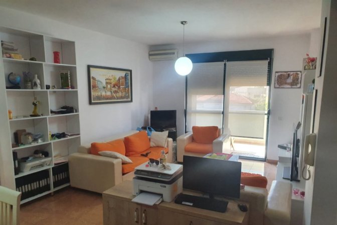 Tirane, jepet me qera apartament 2+1 Kati 3, 50 m² 550 € (Pazari i Ri)