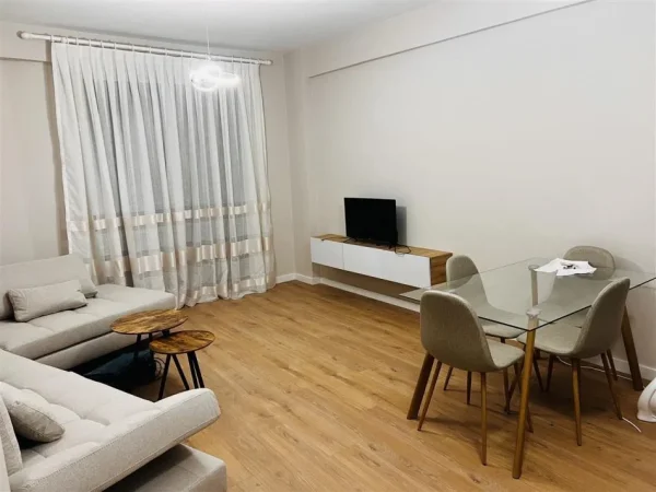 Tirane, jepet me qera apartament 2+1+Ballkon Kati 6, 100 m² 500 € (Astir , pallatet fratari)