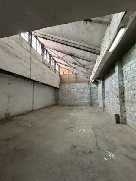 Tirane, jepet me qera magazine Kati 1, 220 m² 700 € (Kombinat)