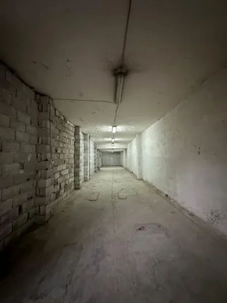 Tirane, jepet me qera magazine Kati 1, 220 m² 700 € (Kombinat)