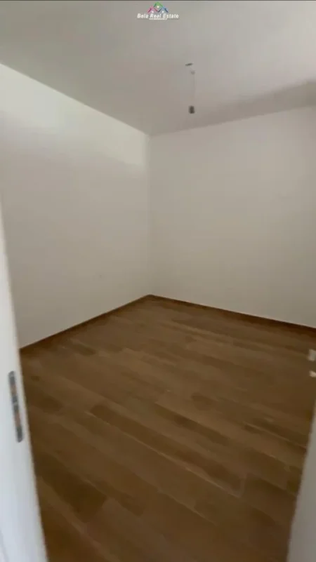 Tirane, jepet me qera zyre Kati 8, 90 m² 550 € (farmacia 10)