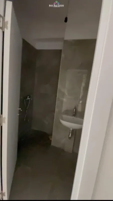 Tirane, jepet me qera zyre Kati 8, 90 m² 550 € (farmacia 10)