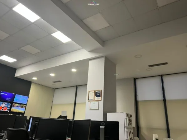 Tirane, jepet me qera zyre Kati 2, 140 m² 120.000 leke te reja (komuna e parisit)