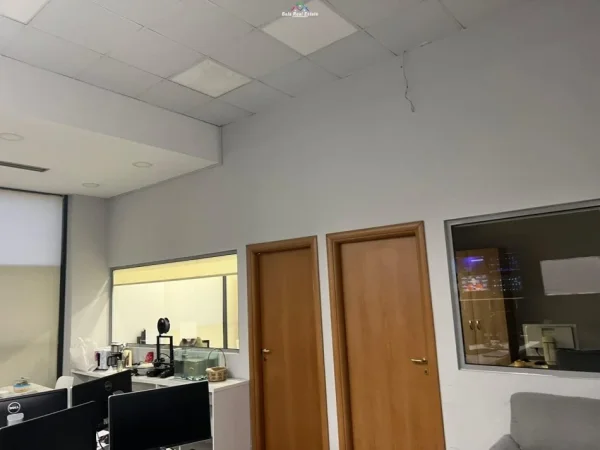 Tirane, jepet me qera zyre Kati 2, 140 m² 120.000 leke te reja (komuna e parisit)