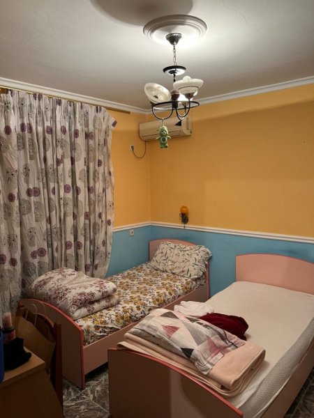 Tirane, jepet me qera apartament 2+1+Ballkon Kati 1, 104 m² 500 € (rruga Kongresi Manastirit mbrapa Shkolles Cajupi)