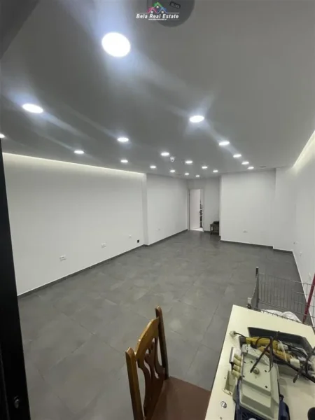 Tirane, jepet me qera dyqan Kati -1, 40 m² 800 € (FERIT XHAJKO)