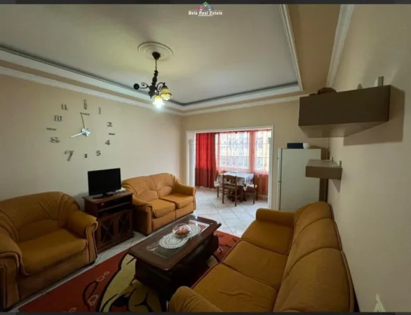 Tirane, jepet me qera apartament 1+1+Ballkon Kati 5, 80 m² 550 € (Komune te Parisit)