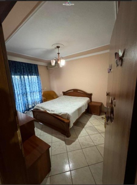 Tirane, jepet me qera apartament 1+1+Ballkon Kati 5, 80 m² 550 € (Komune te Parisit)