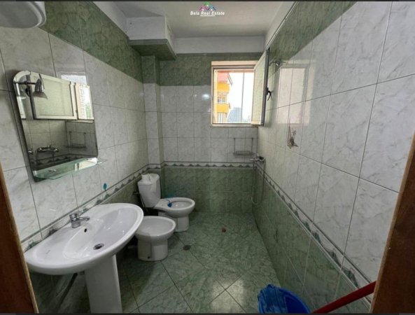 Tirane, jepet me qera apartament 1+1+Ballkon Kati 5, 80 m² 550 € (Komune te Parisit)