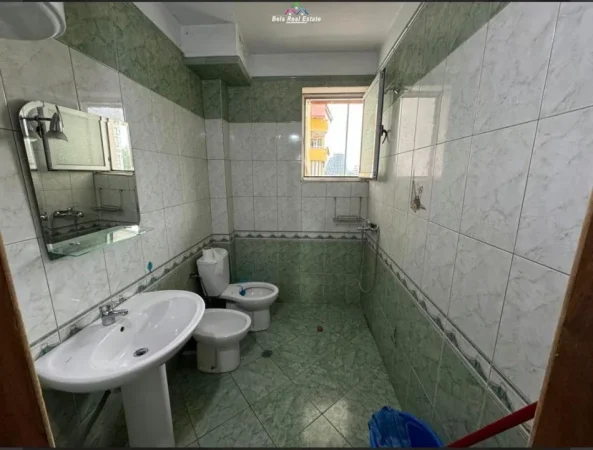 Tirane, jepet me qera apartament 1+1+Ballkon Kati 5, 80 m² 550 € (Komune te Parisit)