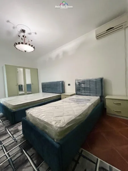 Tirane, jepet me qera apartament 1+1+Ballkon Kati 1, 60 m² 450 € (stacioni i trenit)
