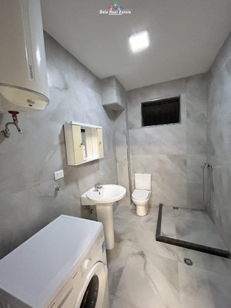 Tirane, jepet me qera apartament 1+1+Ballkon Kati 1, 60 m² 450 € (stacioni i trenit)