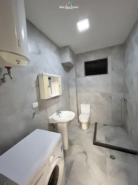 Tirane, jepet me qera apartament 1+1+Ballkon Kati 1, 60 m² 450 € (stacioni i trenit)
