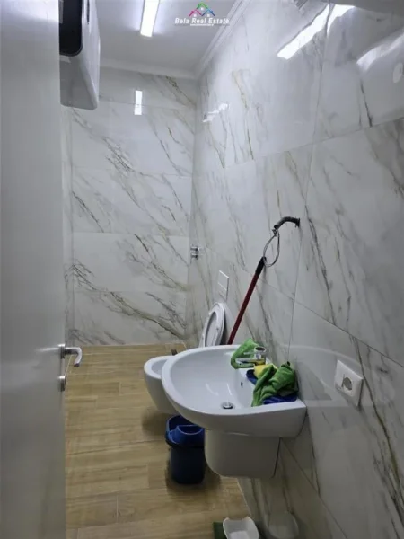 Tirane, jepet me qera apartament 2+1 Kati 4, 123 m² 750 € (pazari i ri)