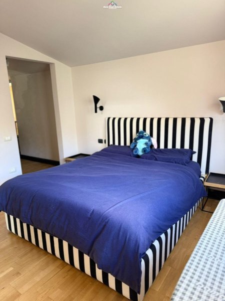 Tirane, jepet me qera apartament 3+1 Kati 5, 240 m² 2.000 € (kopshti botanik)
