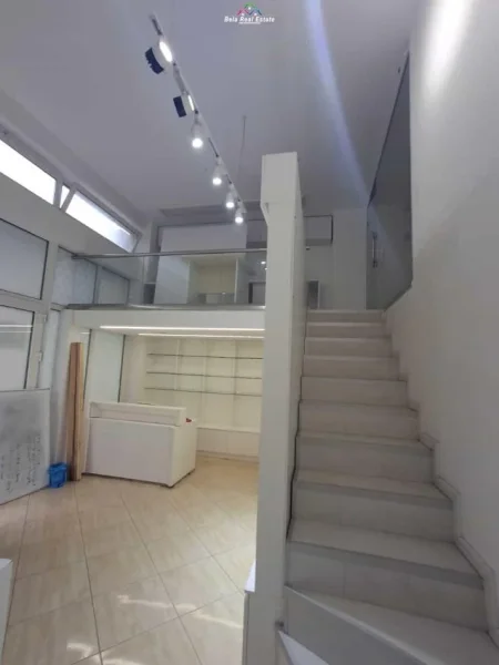 Tirane, jepet me qera dyqan Kati 0, 52 m² 400 € (stacioni i trenit)