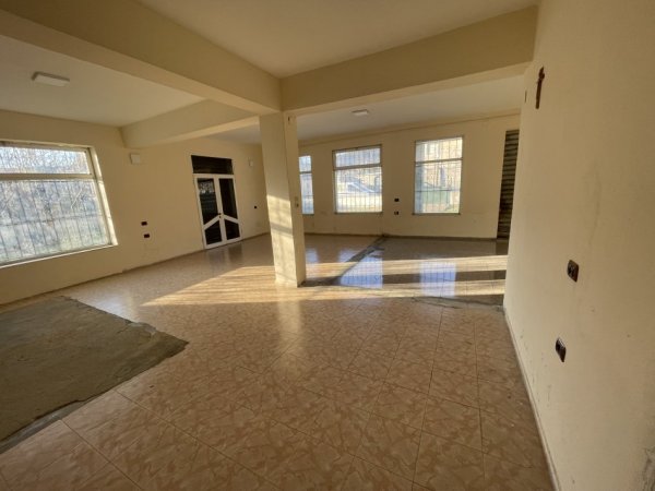 Elbasan, jepet me qera magazin, ambjent biznesi Kati 0, 150 m²  (Rr.Tomorr Domi)