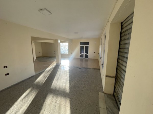 Elbasan, jepet me qera magazin, ambjent biznesi Kati 0, 150 m²  (Rr.Tomorr Domi)