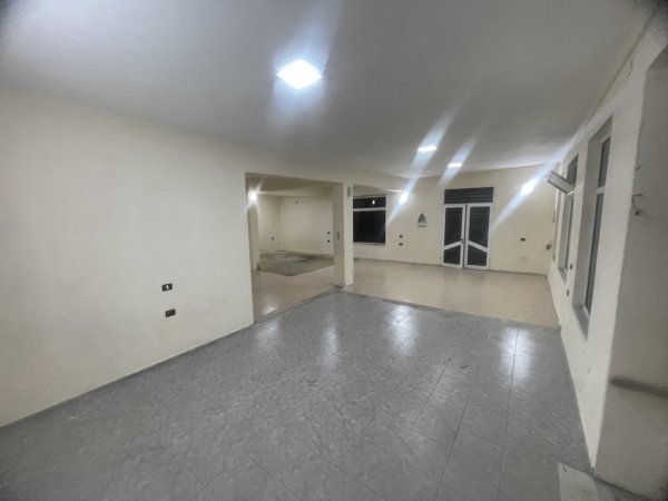Elbasan, jepet me qera magazin, ambjent biznesi Kati 0, 150 m²  (Rr.Tomorr Domi)