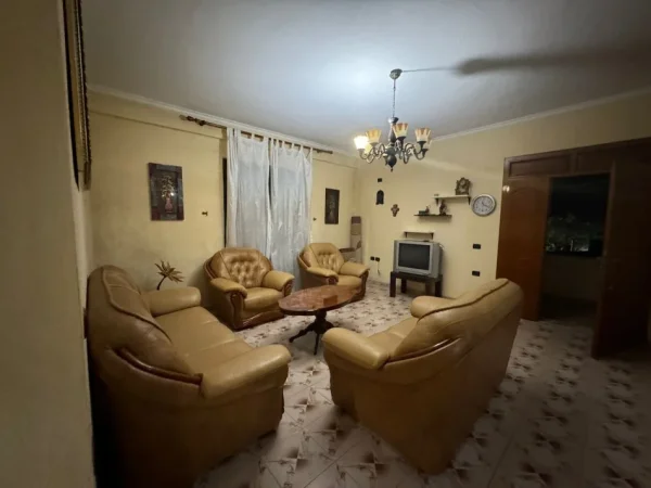 Tirane, jepet me qera apartament 2+1 Kati 3, 120 m² 300 € (Farke)